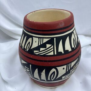 1504	 	Yanito navajo Southwest Vase